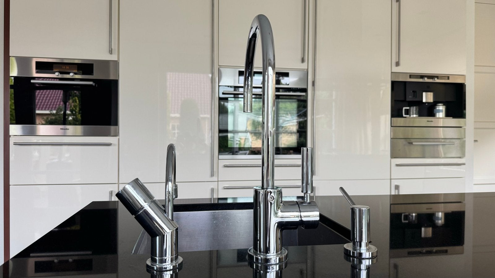 Foto 11 van Siematic Keuken met Eiland en Zwart Granieten Blad