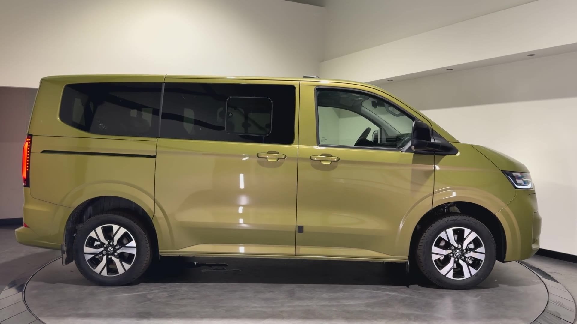 Volkswagen e-Transporter Caravelle 32 L1H1 Life 64 kWh € 5, Automaat, 330 km, Met garantie (alle), Volkswagen