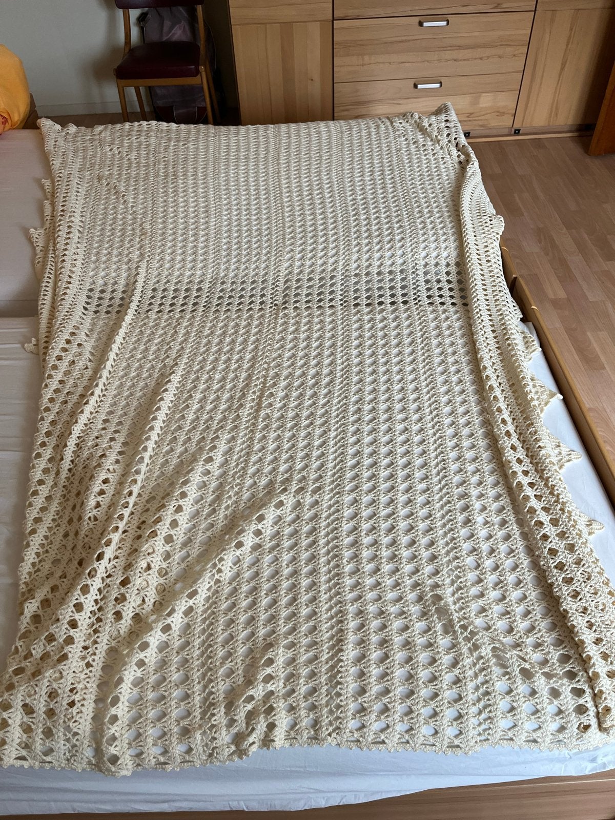 Handgemaakte gehaakte sprei/deken, crème/beige, Huis en Inrichting, Ophalen, 150 tot 200 cm, 200 cm of meer, Zo goed als nieuw