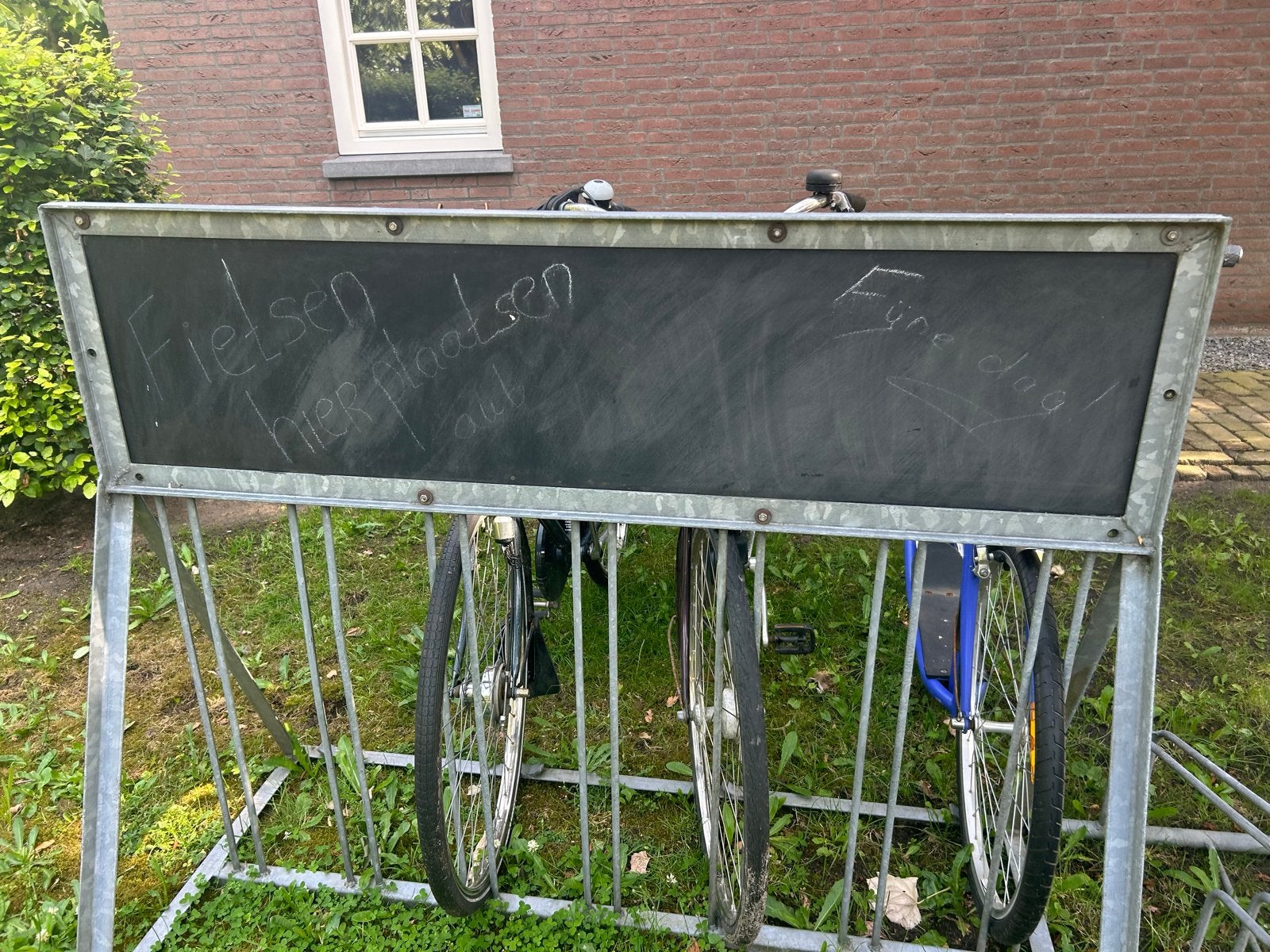 Fietsenrek met krijtbord - Ideaal voor buiten, Ophalen, Gebruikt