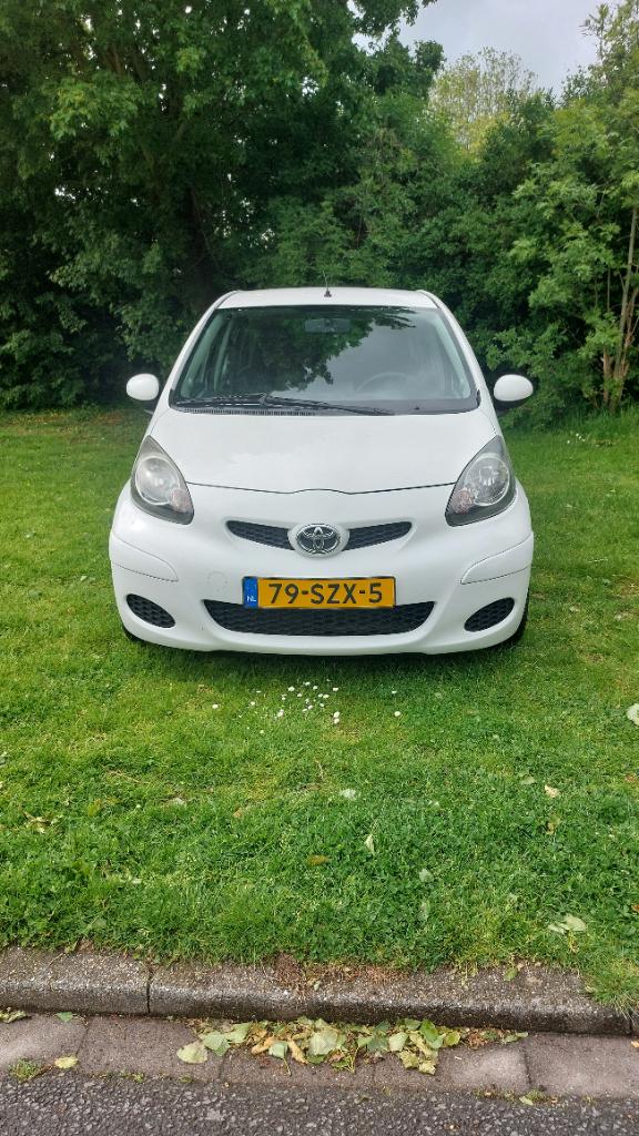 Toyota Aygo 1.0 12V met carplay, Auto's, Voorwielaandrijving, Stof, Zwart, 4 stoelen