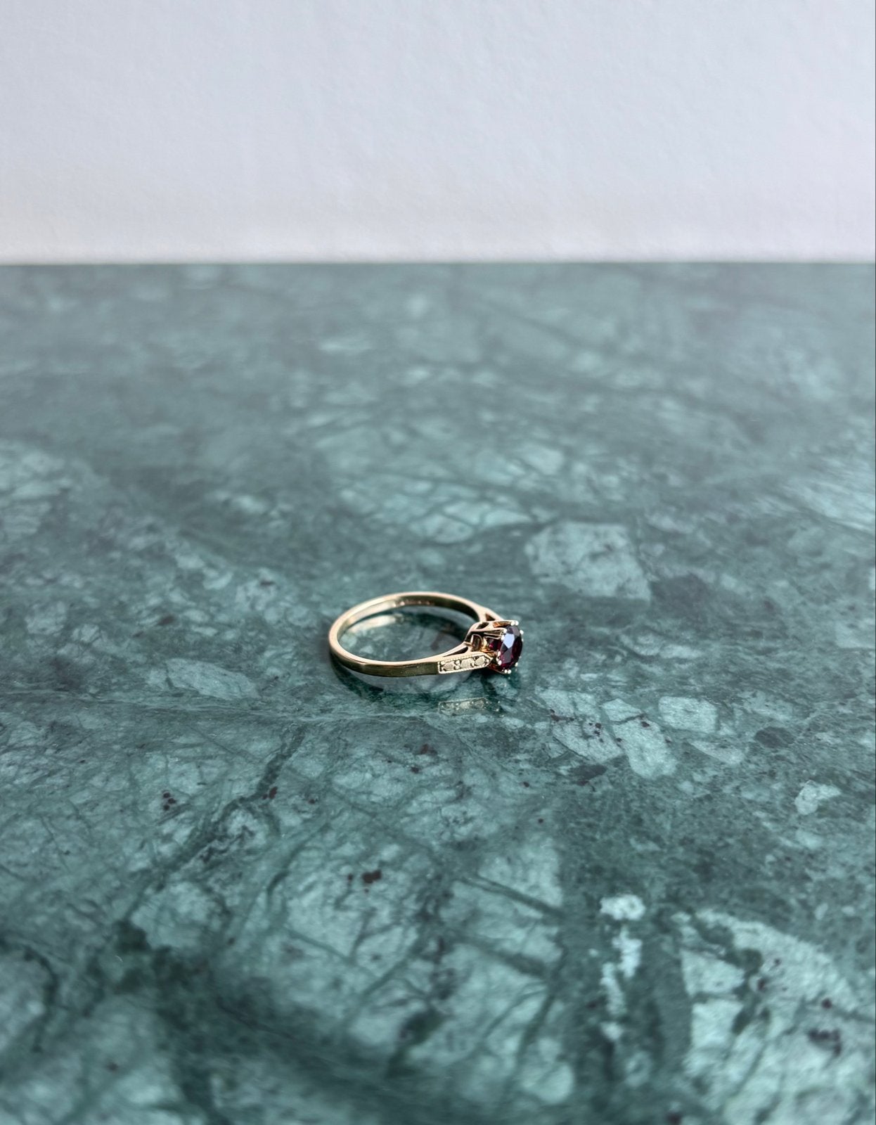 Vintage gouden ring met granaat edelsteen, Ophalen of Verzenden, Goud, Ring, Met edelsteen