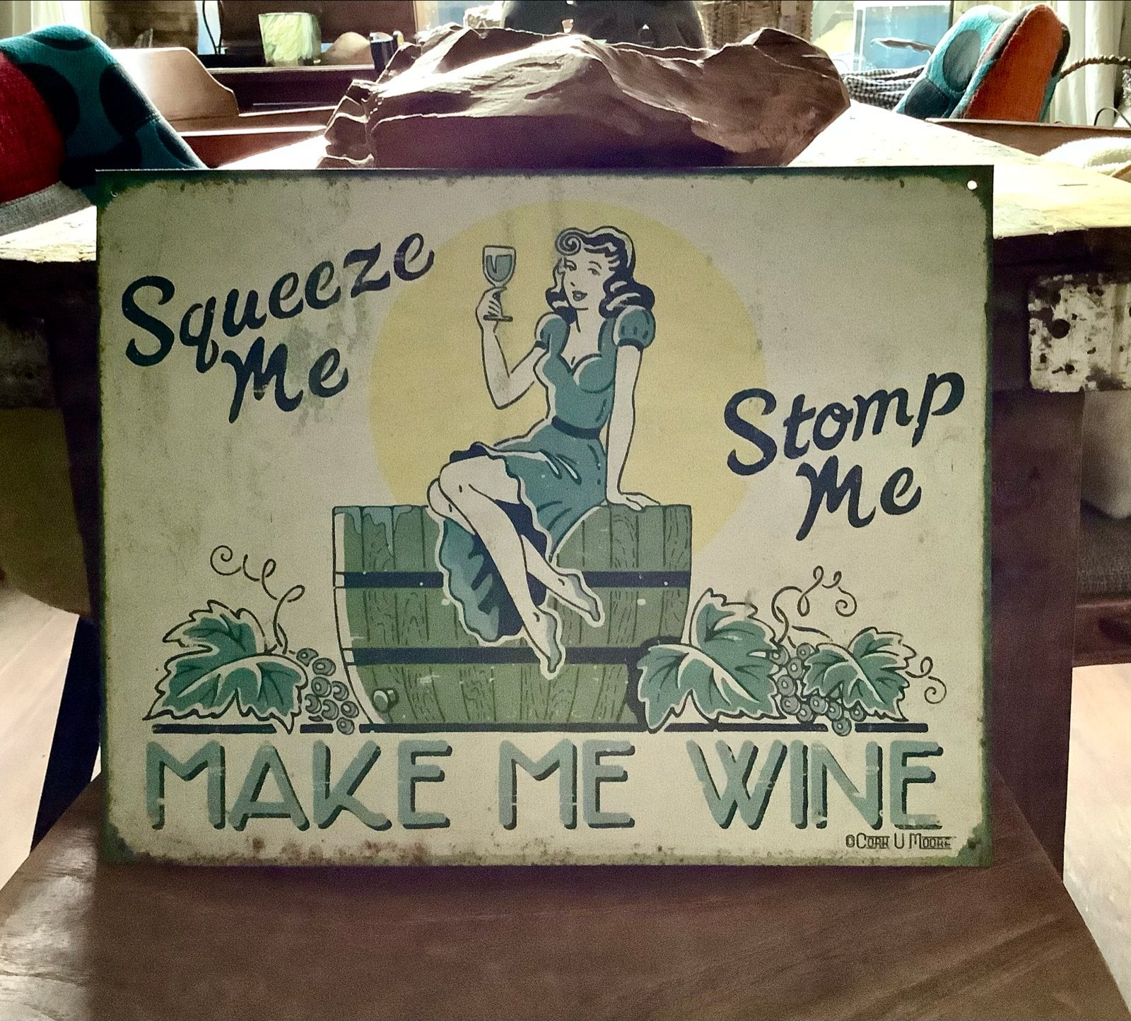 Retro Metalen Wandbord Pin-up Girl "Squeeze Me, Make Me Wine, Huis en Inrichting, Metaal, Gebruikt, Vintage, Ophalen of Verzenden