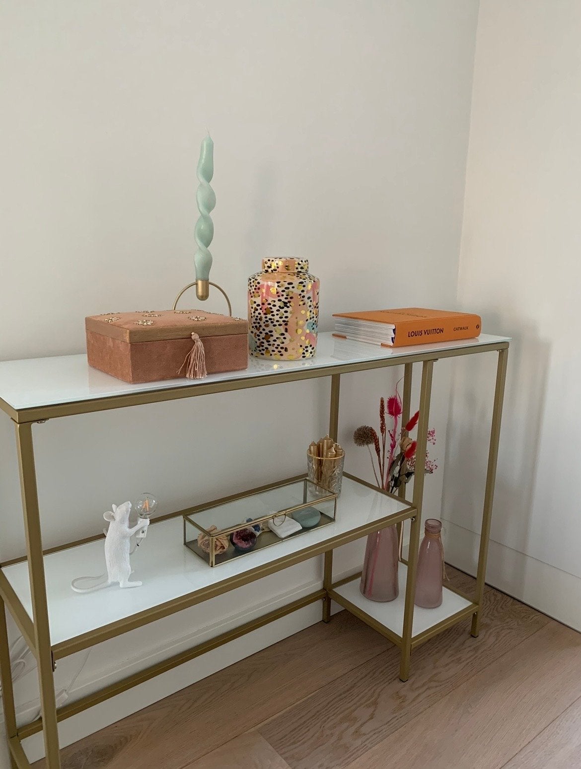 Jysk tafel met witte glasplaten en mat gouden frame, Ophalen, Zo goed als nieuw
