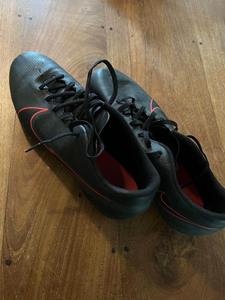 Nike voetbalschoenen 44, Sport en Fitness, Voetbal, Maat XS of kleiner, Ophalen of Verzenden, Zo goed als nieuw, Schoenen