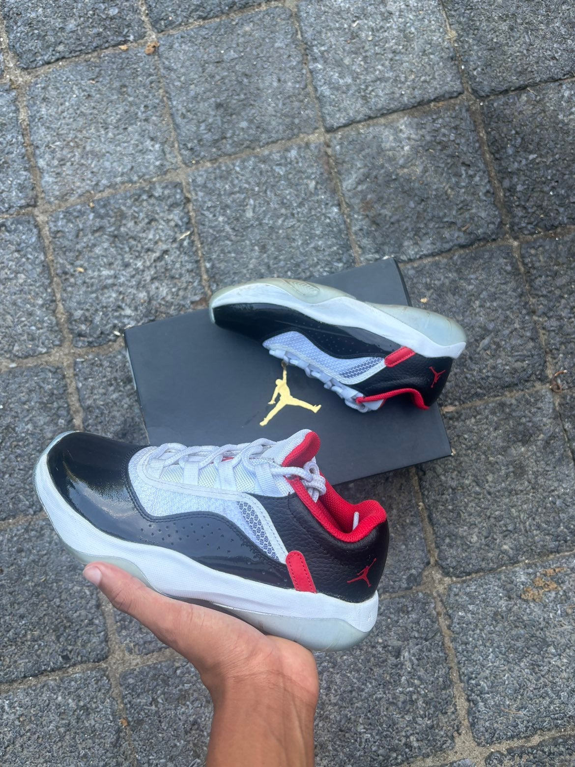 Jordan 11 CMFT low Zwart/Wit/Rood maat 38, Kleding | Heren, Ophalen of Verzenden, Zo goed als nieuw, Zwart