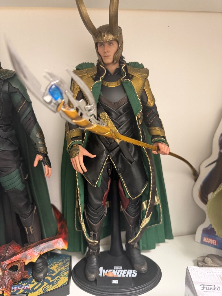 Loki Avengers 1 hot Toys, Verzamelen, Ophalen of Verzenden, Zo goed als nieuw, Actiefiguur of Pop