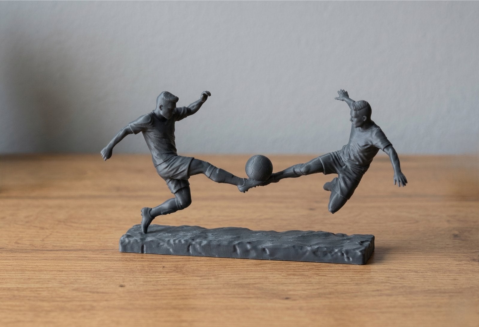 Voetbal beeldje - Actie tussen twee spelers, Ophalen of Verzenden, Nieuw, Overige sporten, Beeldje of Poppetje
