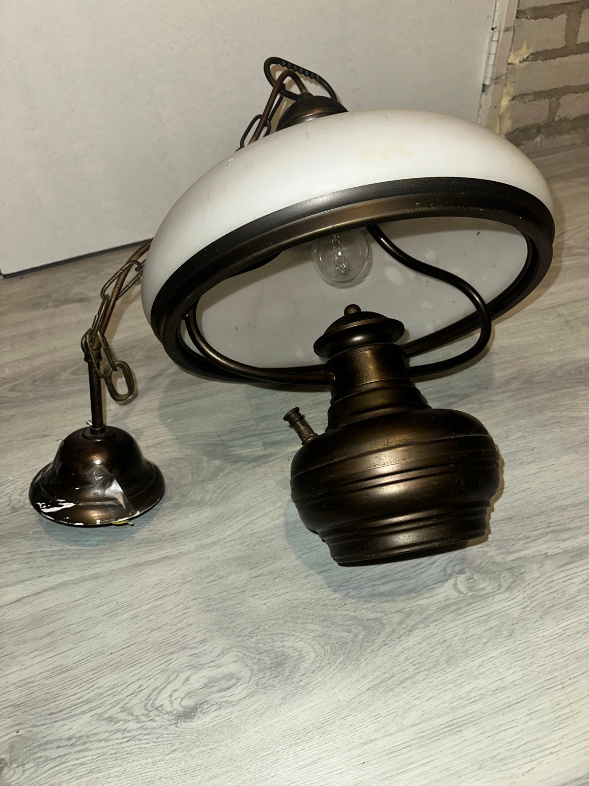 Vintage hanglamp met opaline glas en bronzen details, Ophalen