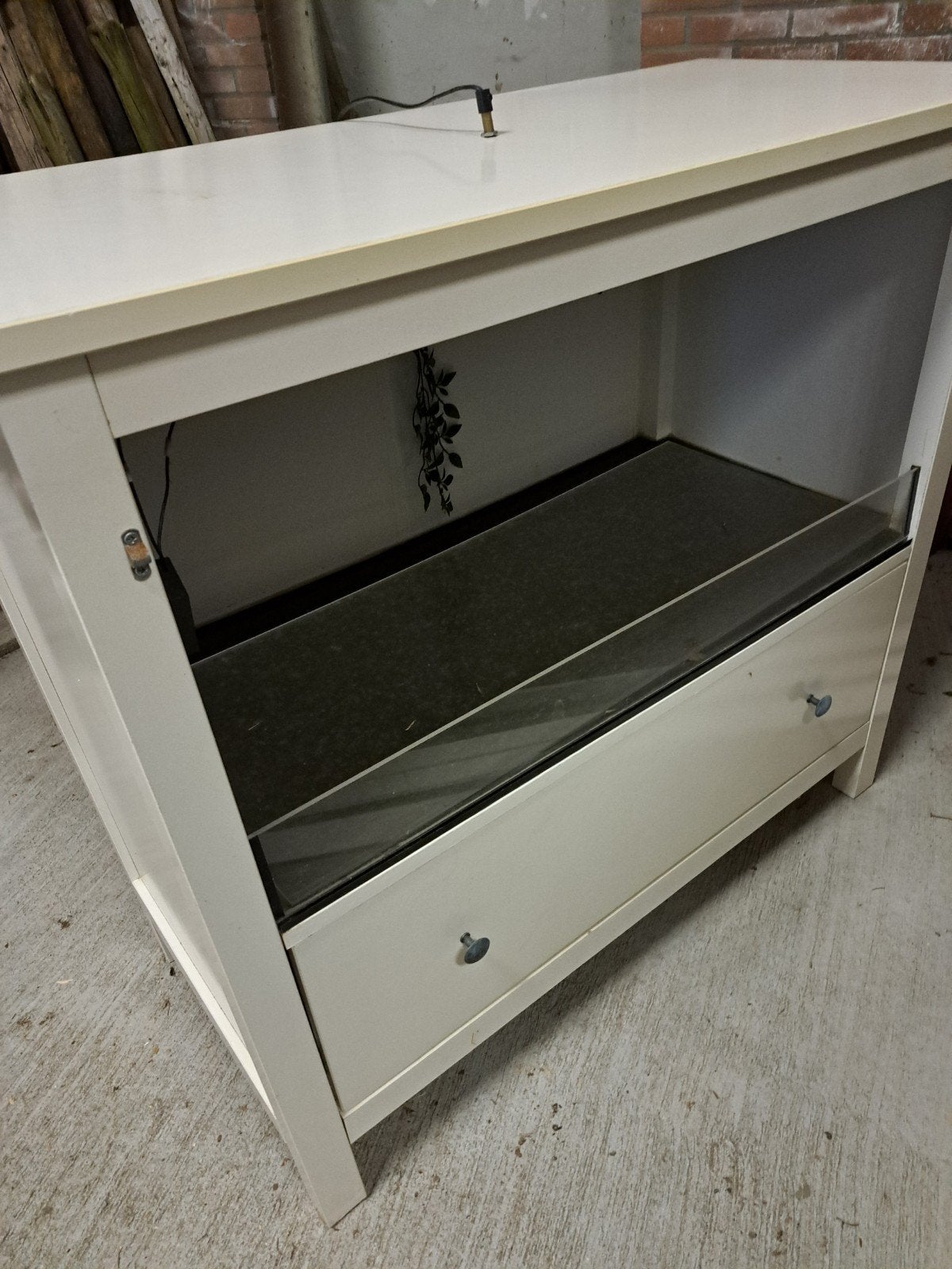 ikeakast omgebouwd als dierenverblijf, Ophalen, Gebruikt