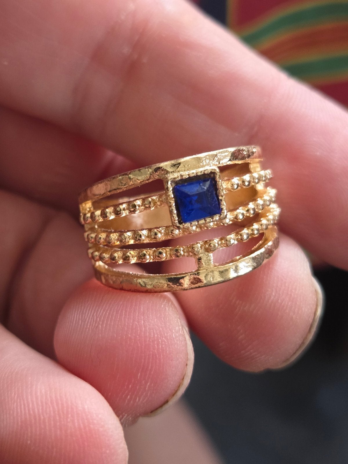 Goudkleurige ring met blauwe steen, maat 18, nieuw, Nieuw, Ophalen of Verzenden, Met edelsteen, Goud
