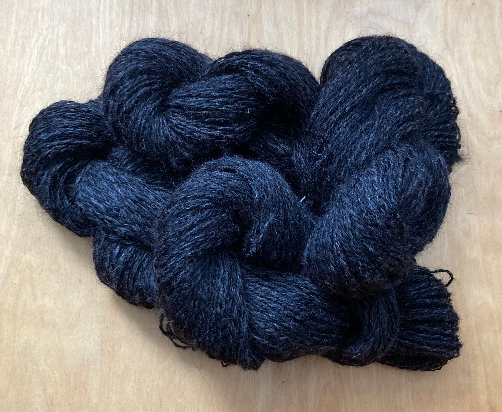 Handgesponnen wol mix Alpaca x Schoonebeker schaap zwart, Hobby en Vrije tijd, Ophalen of Verzenden, Nieuw, Breien of Haken, Wol of Garen