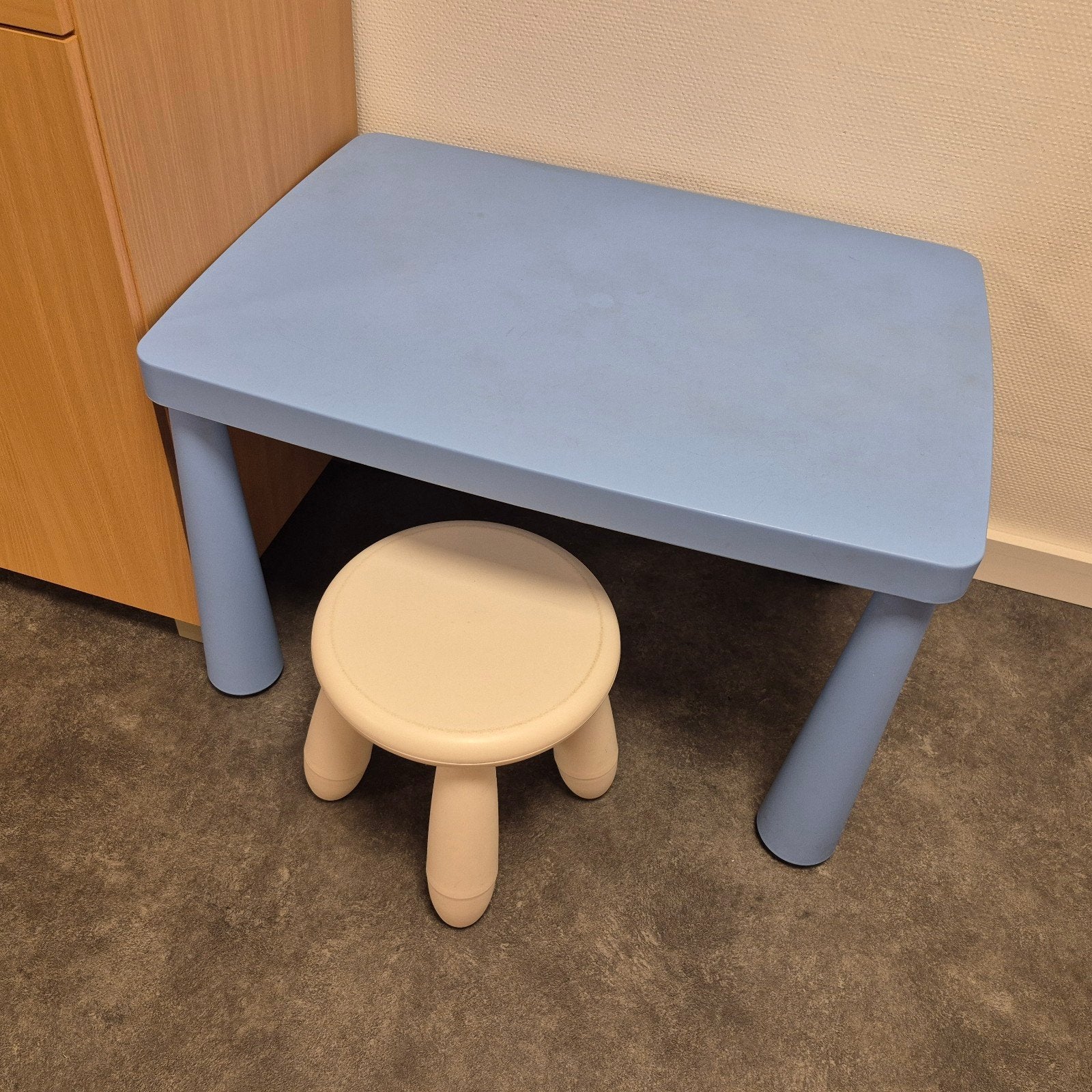 kinder tafel mammut blauw met wit krukje zgan! ikea, Ophalen, Zo goed als nieuw