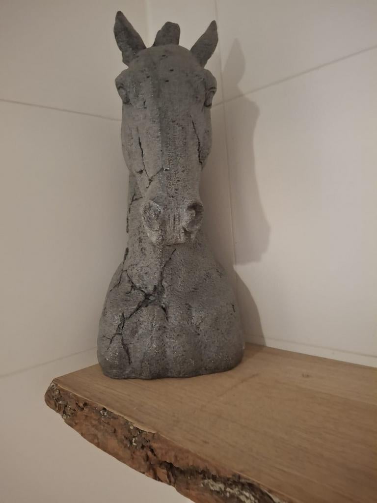 Paardenhoofd sculptuur, Ophalen