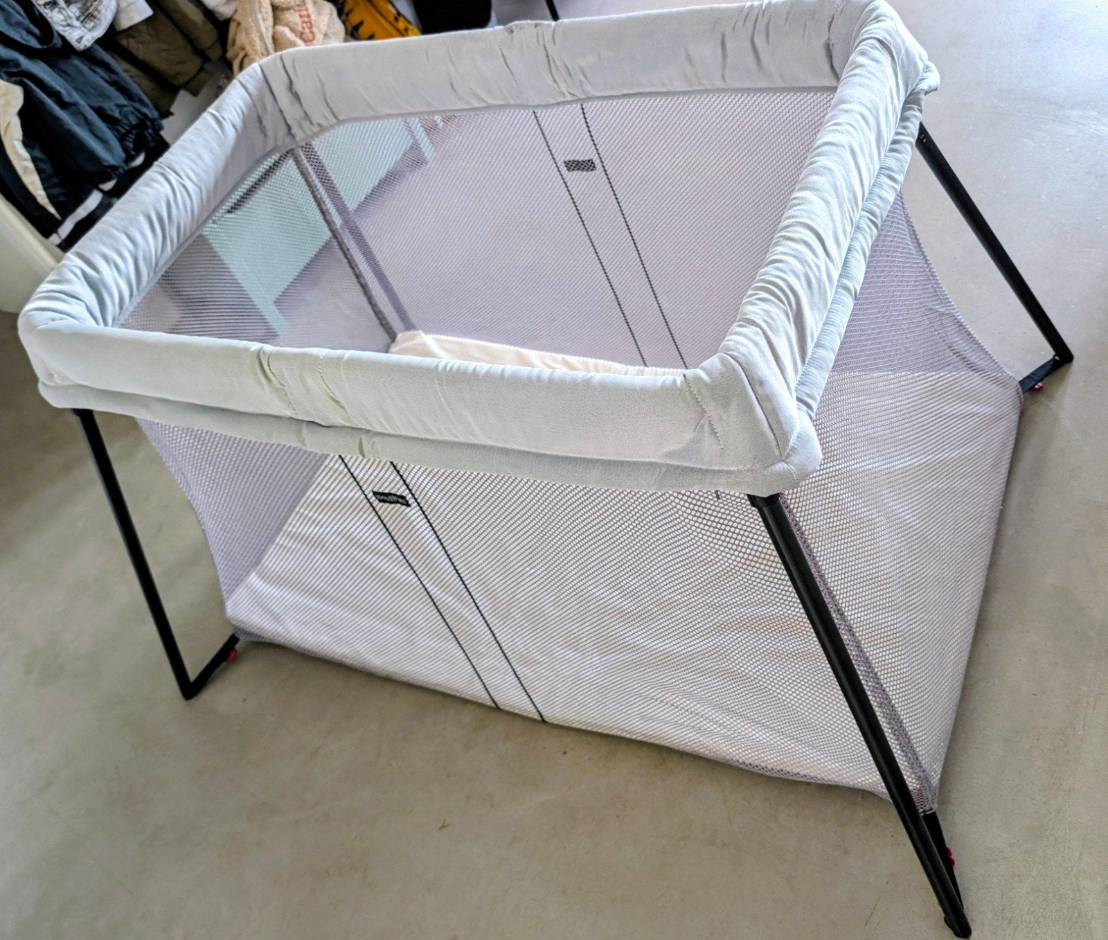 BABYBJORN - Reisbed Light - Silver, Kinderen en Baby's, Boxen, Ophalen, Zo goed als nieuw, Rechthoekig