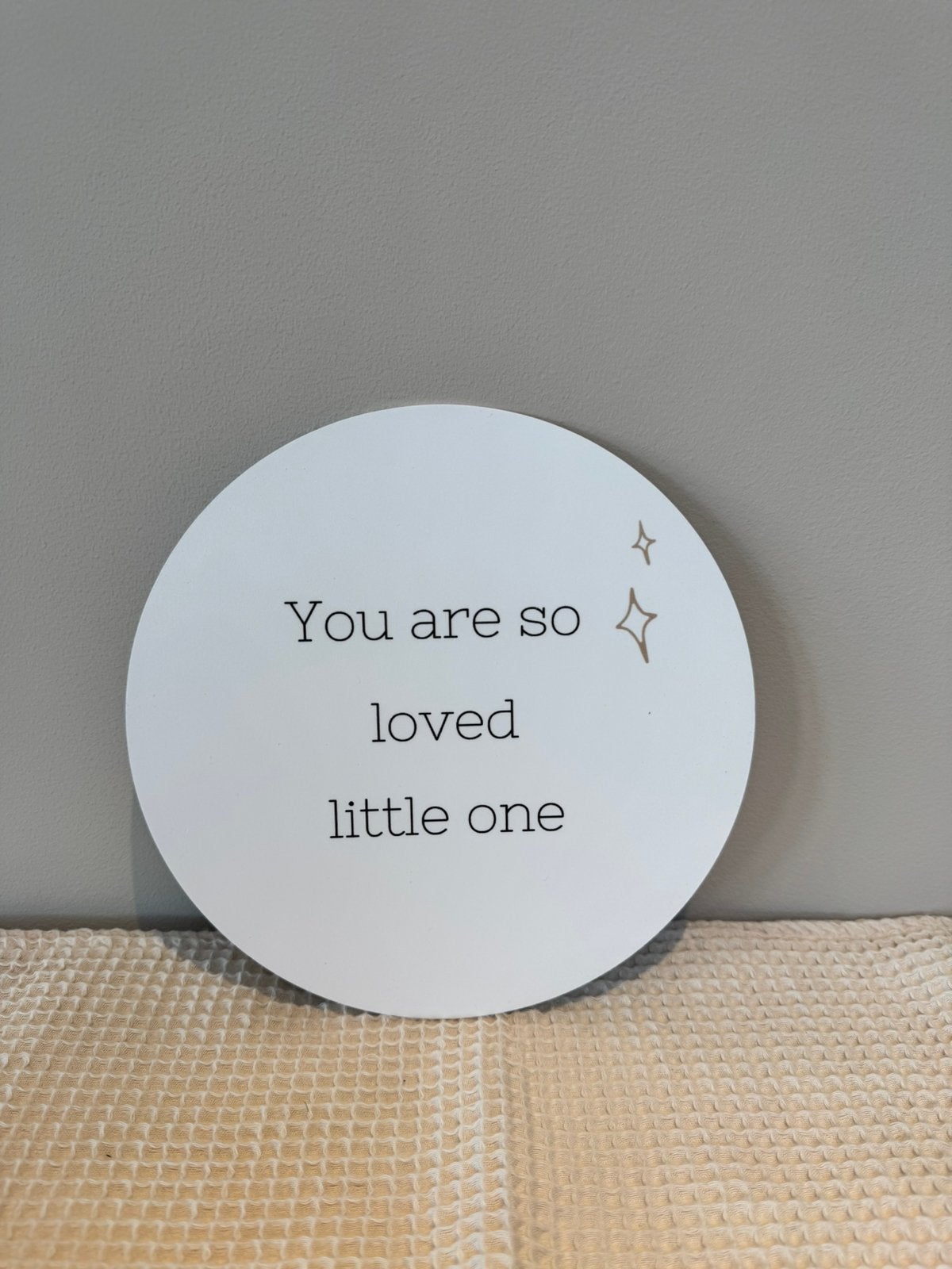 Muurcirkel 'You are so loved little one' - 20 cm - NIEUW, 20 cm, Nieuw, Ophalen of Verzenden, Wandbord of Wandpaneel