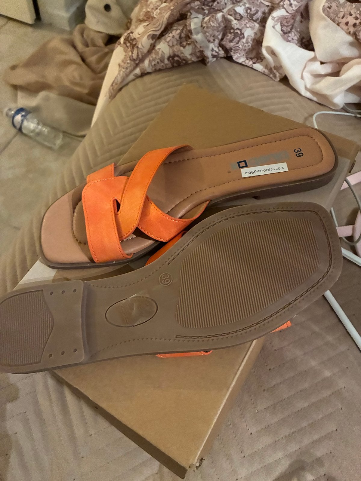 Nieuwe oranje slippers maat 39, Kleding | Dames, Schoenen, Ophalen of Verzenden, Nieuw, Oranje, Slippers