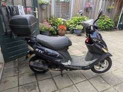 BTC Scooter 2013 - Goed onderhouden met topkoffer, Fietsen en Brommers, Snorfietsen en Snorscooters, Gebruikt, Benzine, Ophalen