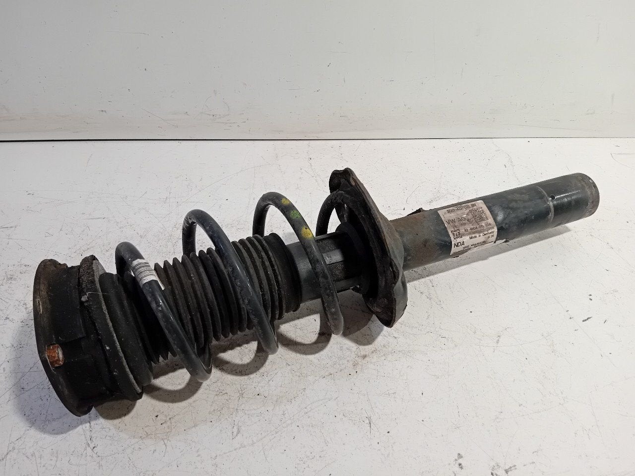 Veerpoot links voor Volkswagen Passat, Auto-onderdelen, Onderdelen@venauto.nl, Van der Ven Autorecycling B.V., Gebruikt, Ettenseweg 76, 4706 PB Roosendaal, The Netherlands