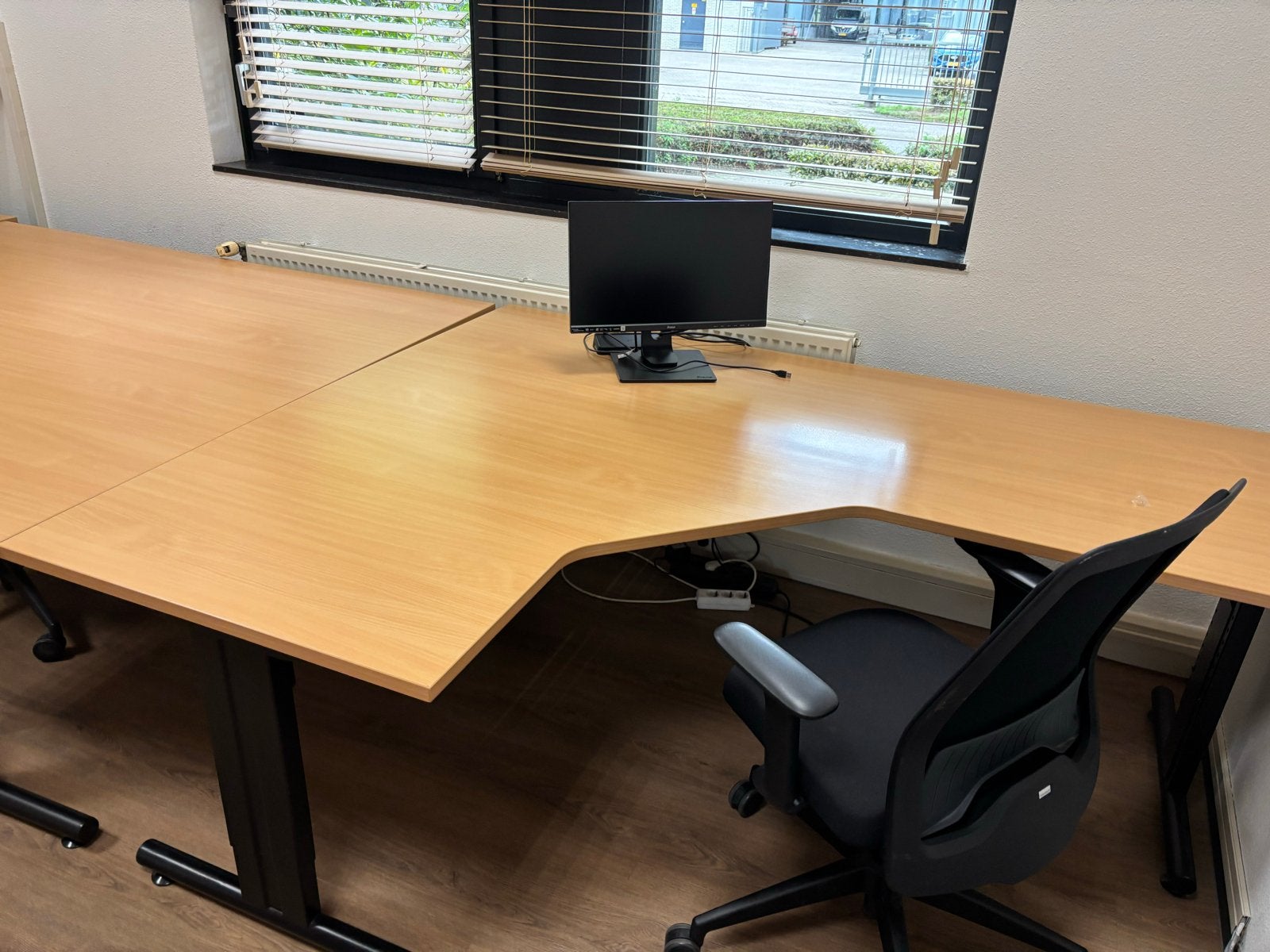 Foto 7 van 9 bureaus met bureaustoelen en ladenblokken - goede staat