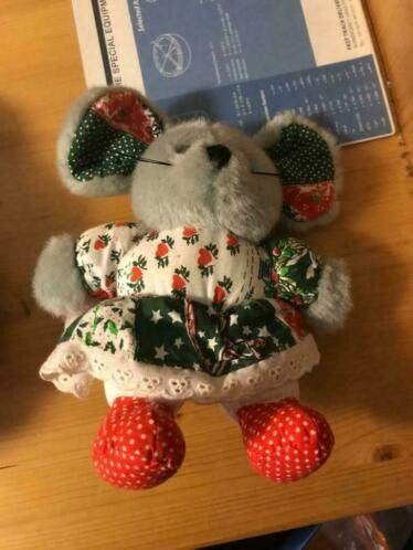 Kleine knuffel muis met jurkje aan, Kinderen en Baby's, Speelgoed | Knuffels en Pluche, Ophalen, Muis