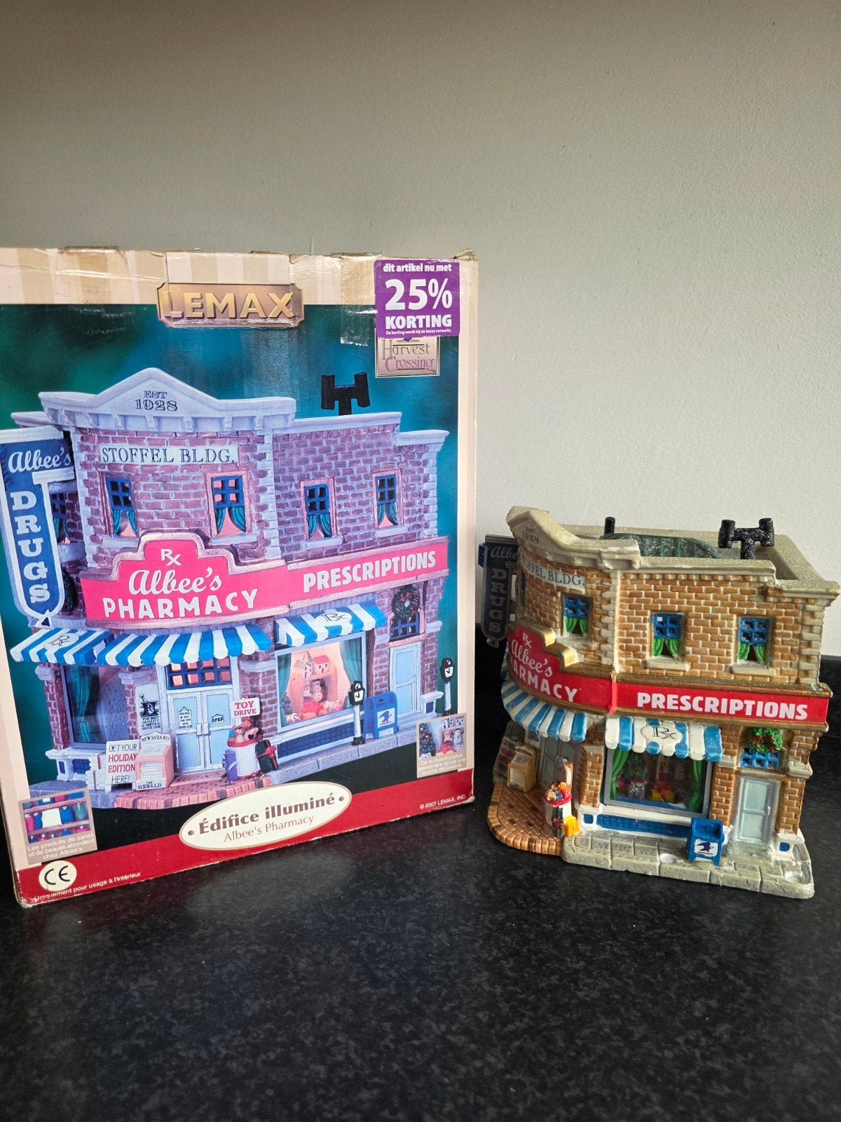 Lemax Retired Albee's Pharmacy kerstdorp huisje apotheek, Diversen, Ophalen, Gebruikt