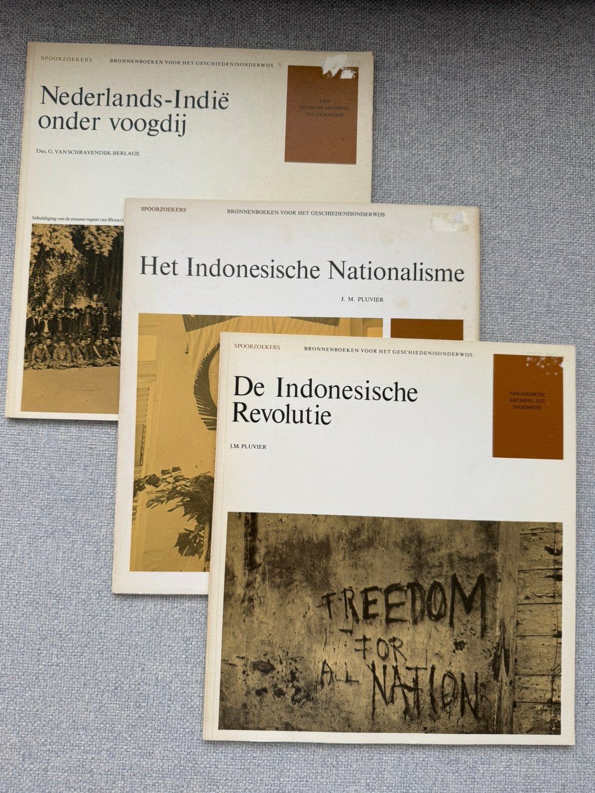 3 Spoorzoekers over Nederlands-Indië / Indonesië, Boeken, Ophalen of Verzenden, 20e eeuw of later, Gelezen