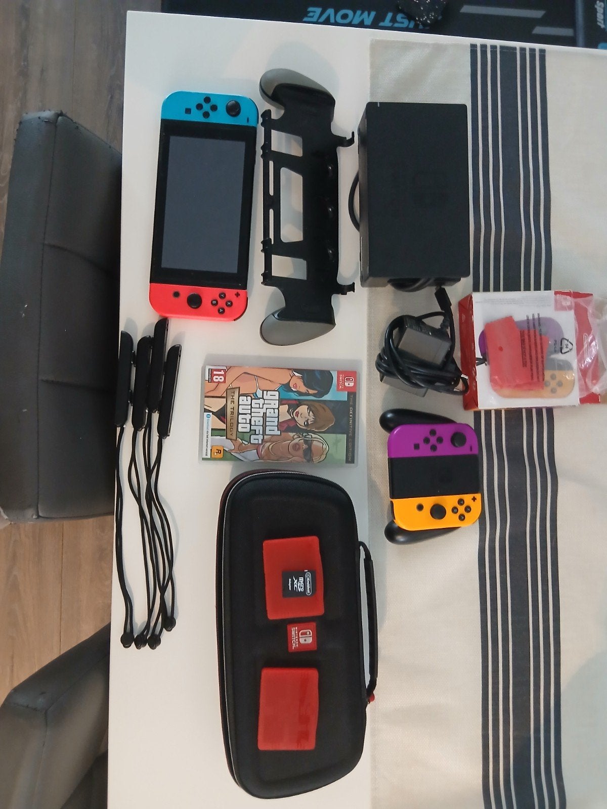 Nintendo Switch met 2 extra Joy-Cons en GTA Trilogy, Ophalen of Verzenden, Switch Original, Met 3 controllers of meer, Gebruikt