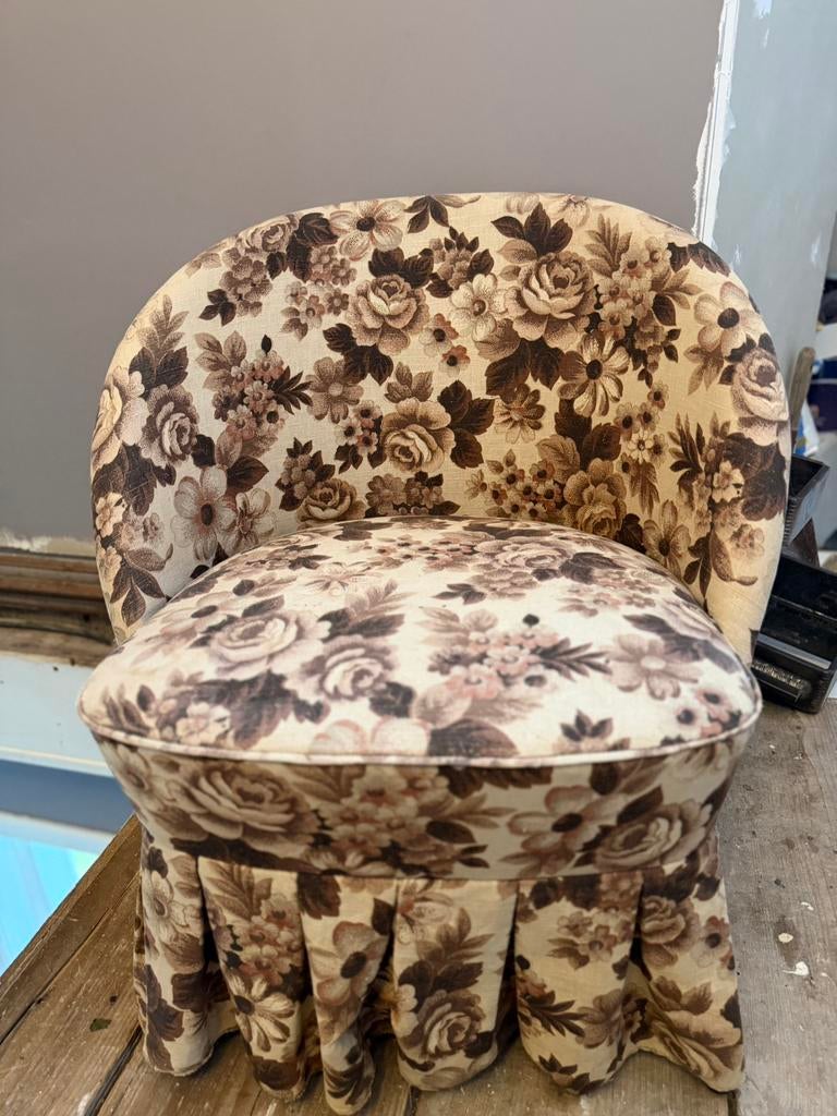 Twee x Bruine en gebloemde vintage boudoirstoeltjes/kapstoel, Ophalen