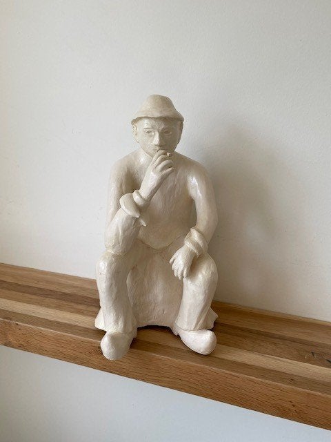 Wit beeld aardewerk / terracotta. Boer met klompen en pijp., Ophalen, 20 - 50 cm, Beeld, Europa