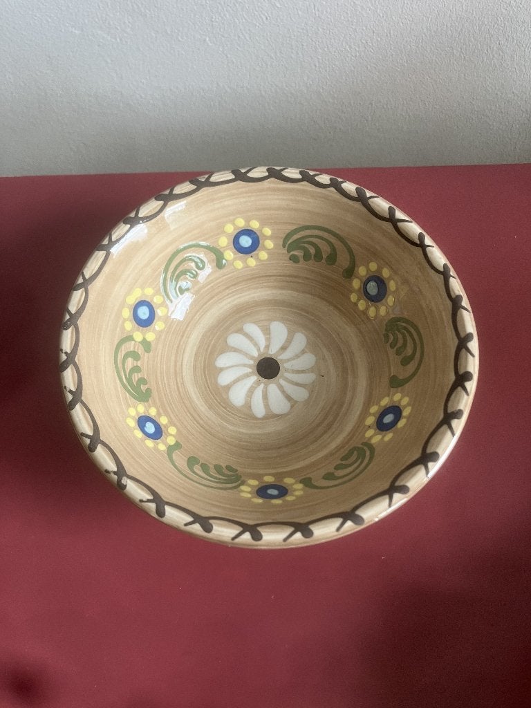 Deze keramische schaal  een landelijk bloemenmotief., Keramiek, Ophalen of Verzenden, Overige stijlen, Schaal of Schalen