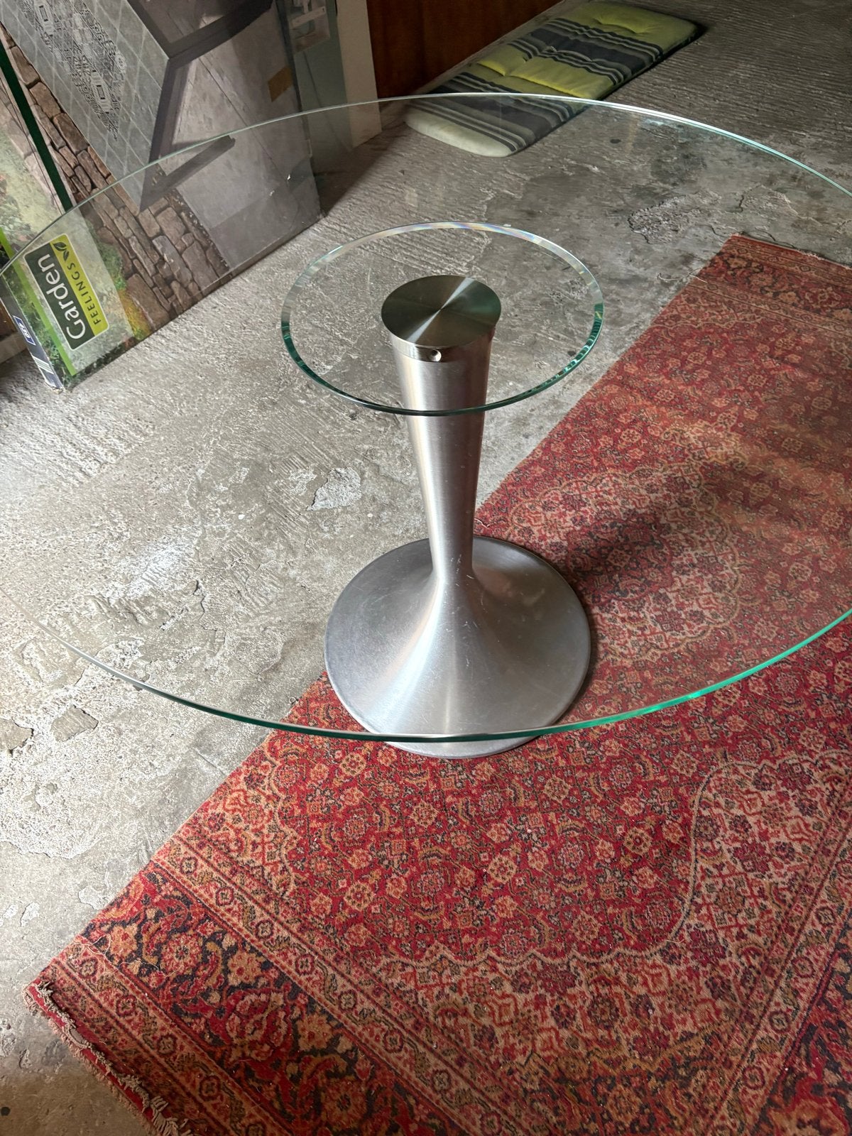 Glazen salontafel met metalen voet, Ophalen, 50 – 75, Gebruikt, 100 tot 150 cm