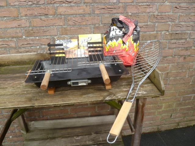 Barbecue, klein en met vele, diverse toebehoren., Tuin en Terras, Houtskoolbarbecues, Gebruikt, Met accessoires, Ophalen of Verzenden