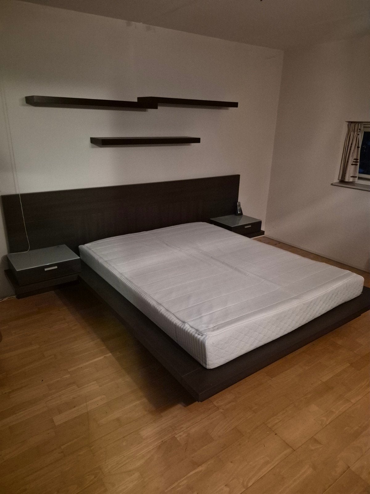 Foto 4 van Modern tweepersoonsbed met nachtkastjes