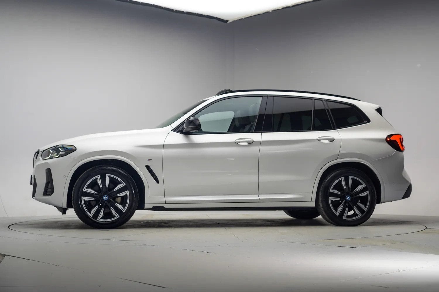 BMW iX3 80 kWh M Sport Shadow [ Panorama Leder ACC ], Auto's, Automaat, 0 cilinders, Gebruikt, 750 kg