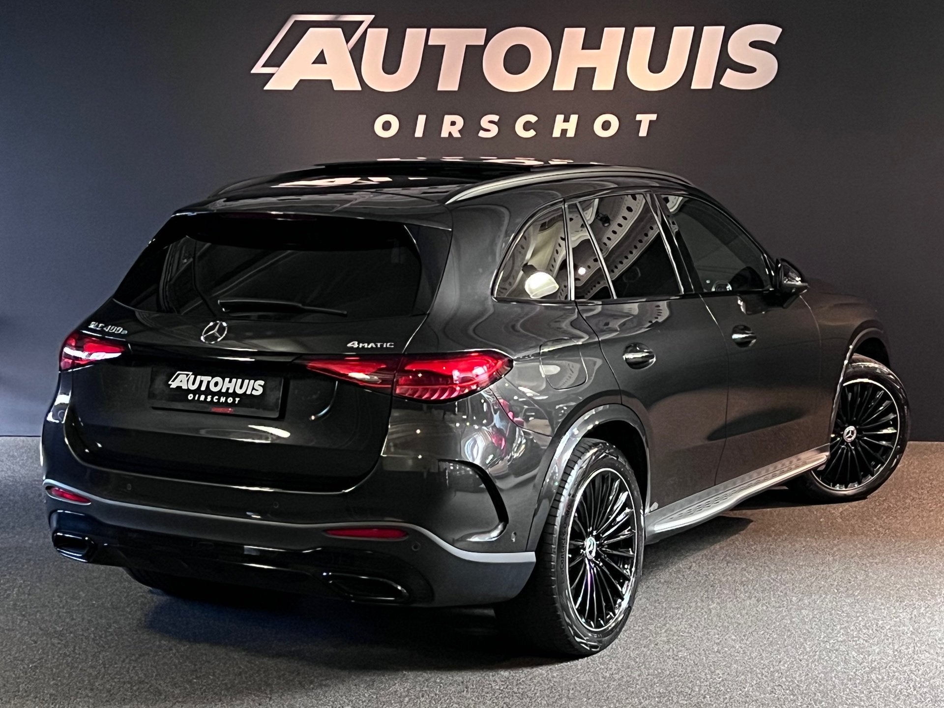 Mercedes-Benz GLC-klasse 400e 4MATIC AMG Line Pano/Airmatic/, Auto's, Dealer onderhouden, Gebruikt, Zwart, 2255 kg