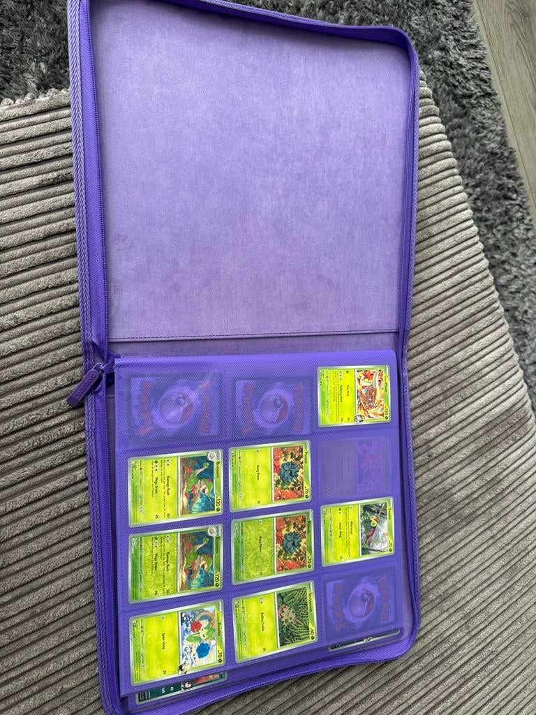 Gamegenic Zip-Up Map voor Pokémon - Paars Destined Rivals, Hobby en Vrije tijd, Verzamelkaartspellen | Pokémon, Ophalen, Zo goed als nieuw