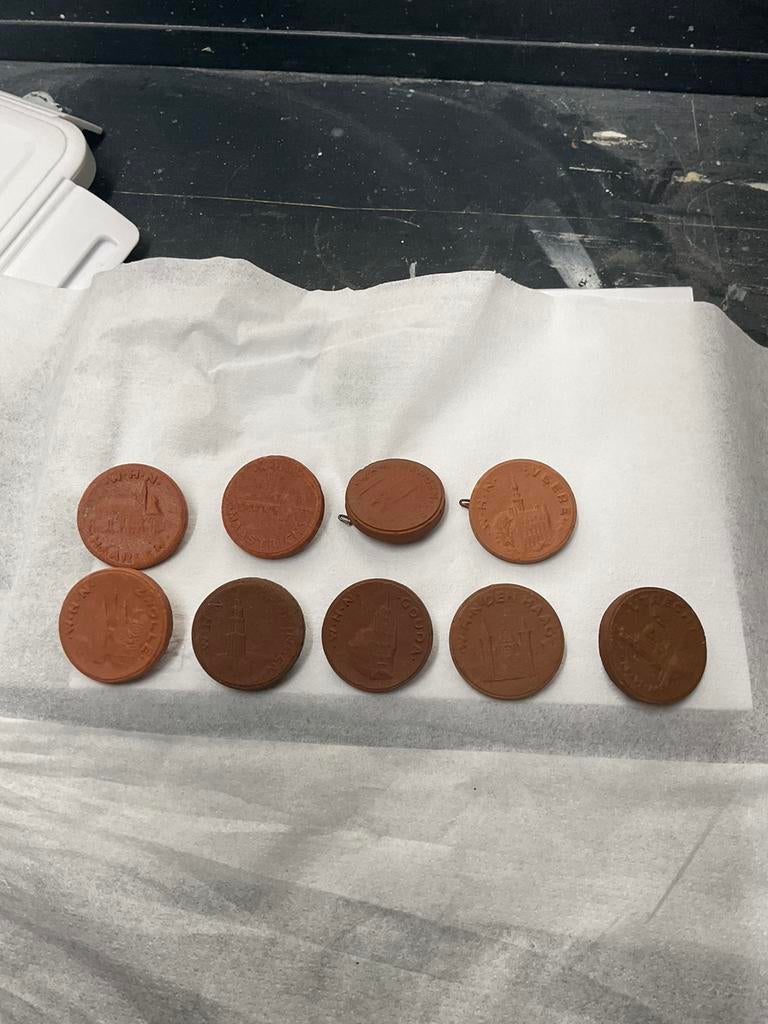Winterhulp klei munten 9 x verschillend, Verzamelen, Militaria | Tweede Wereldoorlog, Ophalen of Verzenden
