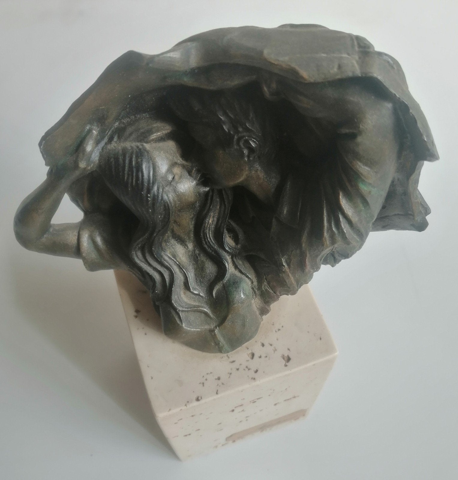 Bronzen beeld 'Liefde' op marmeren sokkel - gesigneerd, Groep mensen, Minder dan 20 cm, Ophalen of Verzenden, Brons