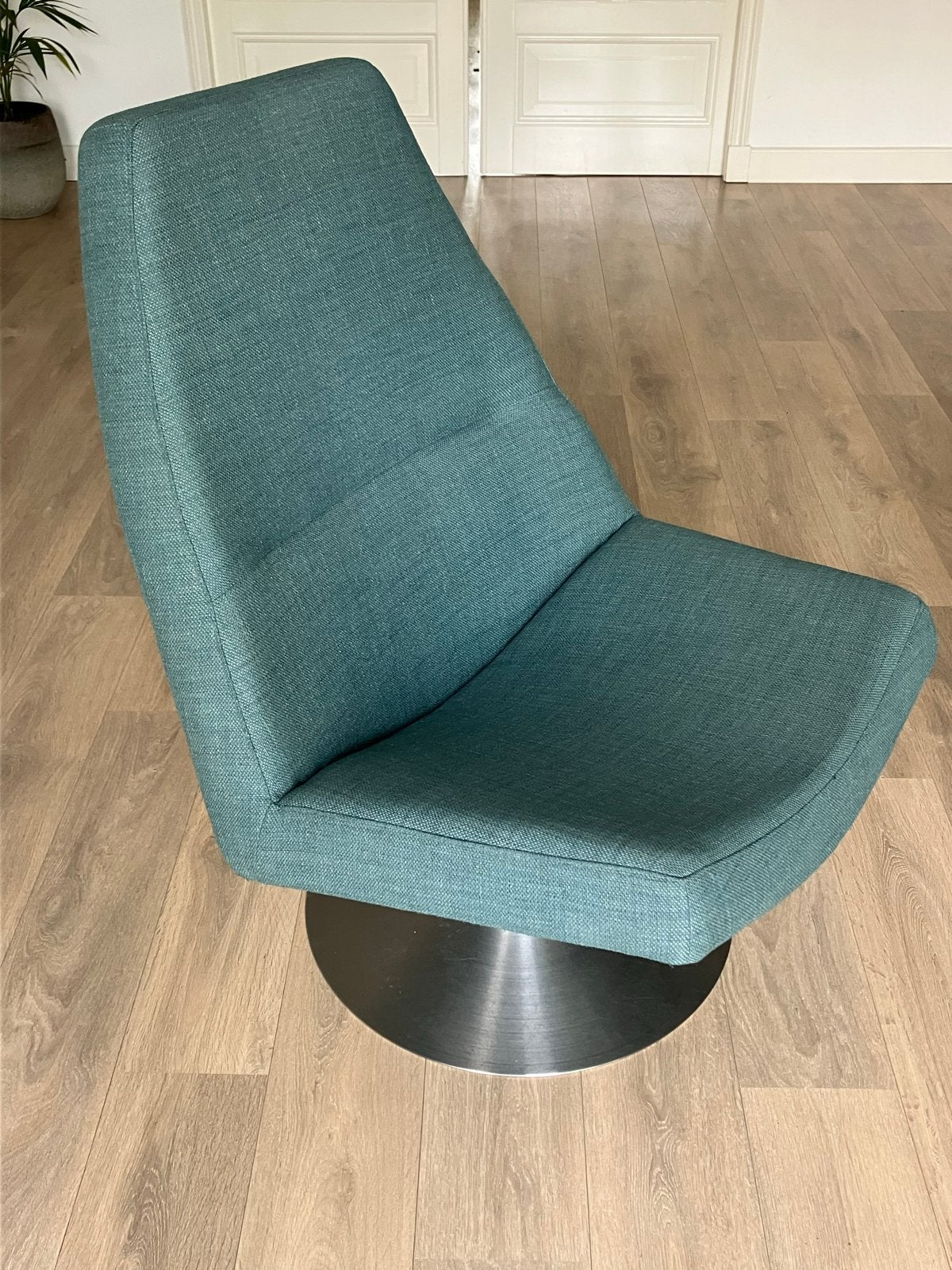 Draaifauteuil Lion turquoise - Goossens, Huis en Inrichting, Fauteuils, Ophalen, 75 tot 100 cm, Zo goed als nieuw, Stof