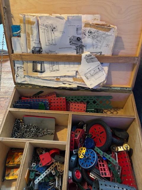 Antieke Meccano doos met veel ijzer en een motor, Antiek en Kunst, Antiek | Speelgoed, Ophalen of Verzenden
