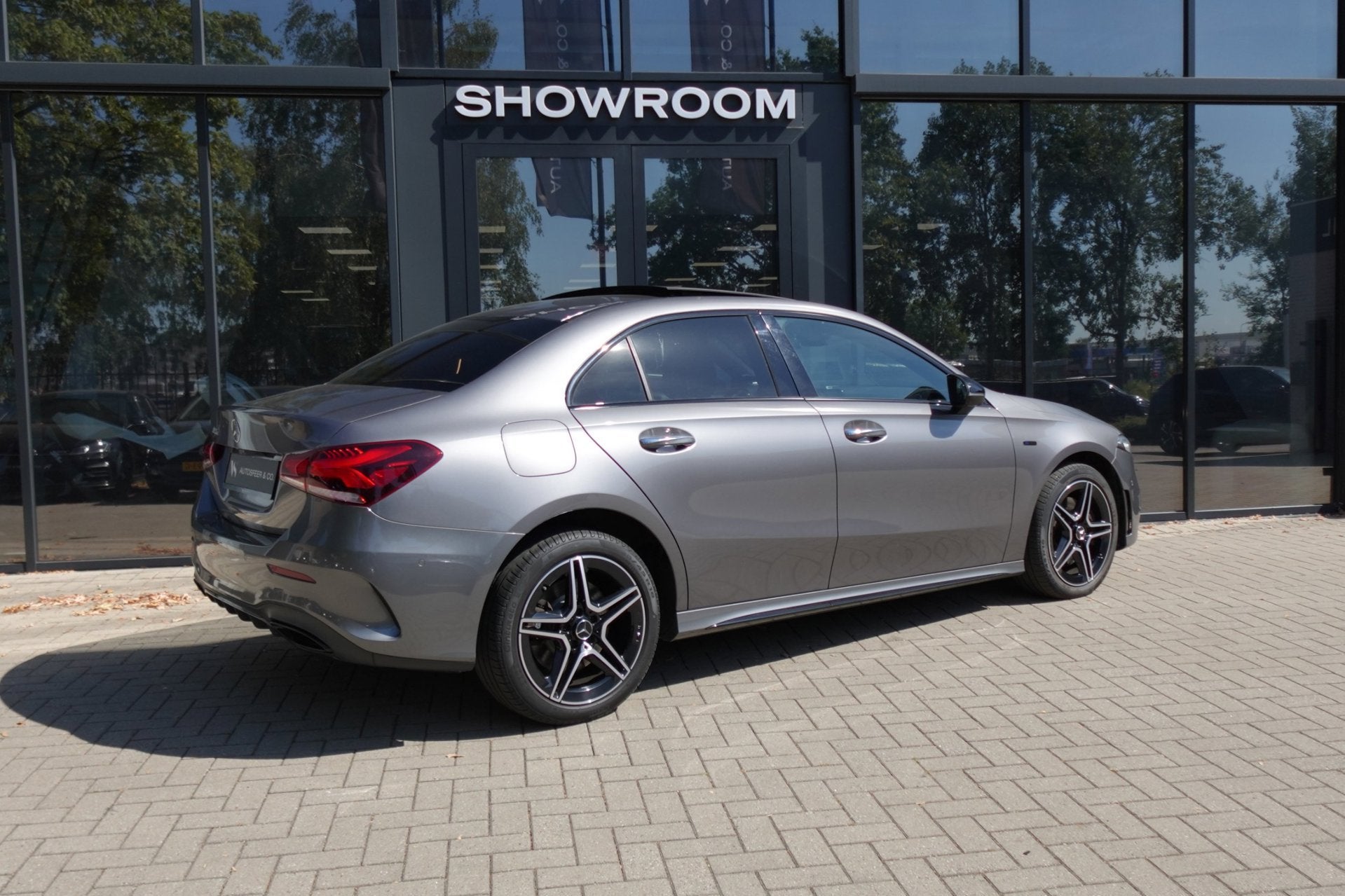 Mercedes-Benz A-klasse 250 e Business Solution AMG PANO HUD, Auto's, Dealer onderhouden, Gebruikt, 4 cilinders, Bedrijf