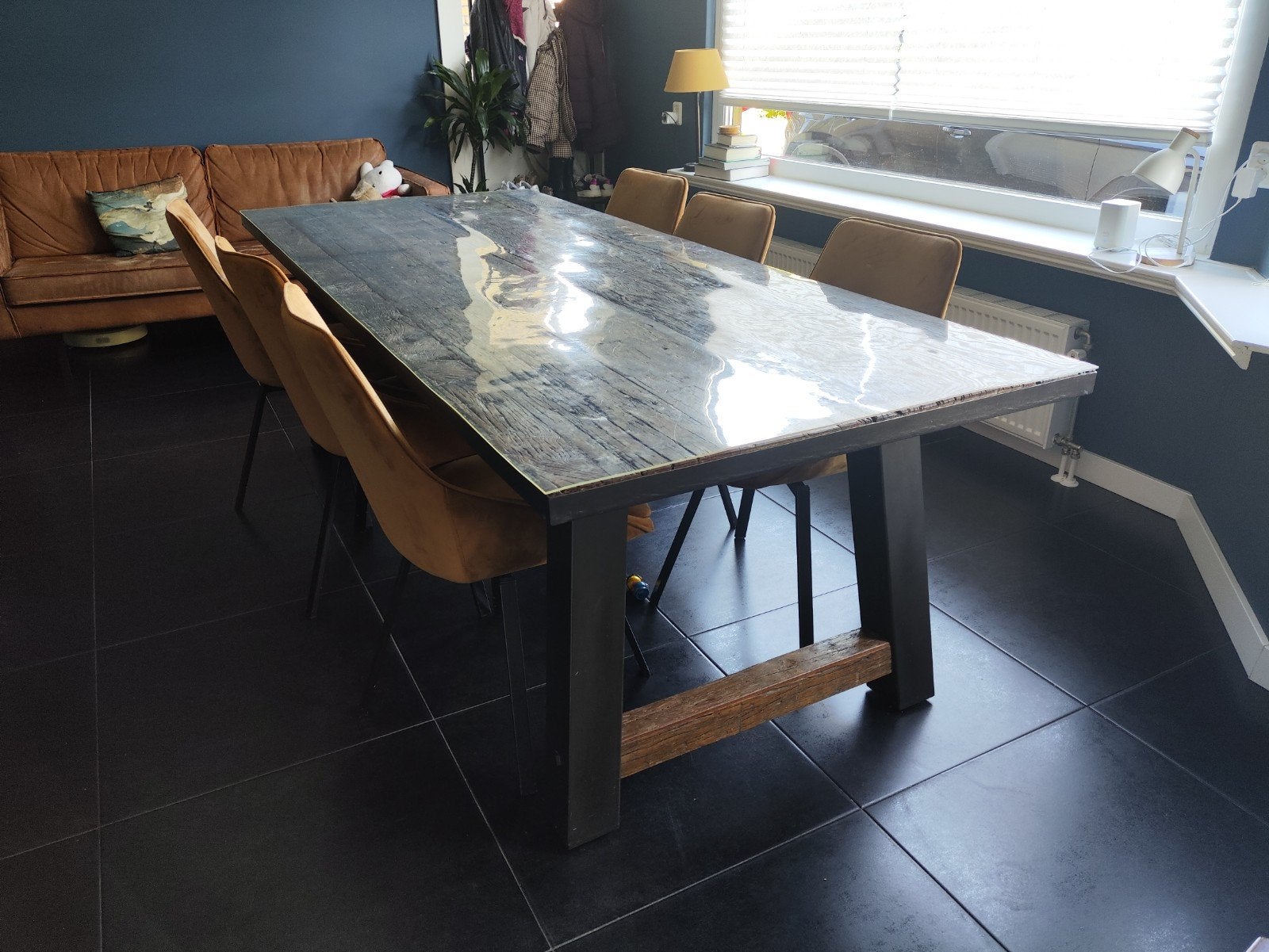 Grote houten eettafel met stalen poten en plastic blad, Ophalen, Overige houtsoorten, Gebruikt, 100 tot 150 cm