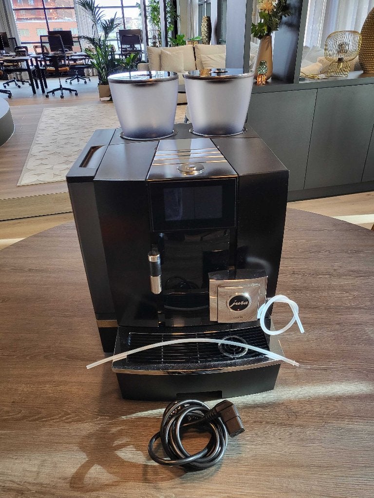 JURA GIGA X8 Professional - Onderhoudsbeurt gehad!, Ophalen, Afneembaar waterreservoir, Info@nl.jura.com, 10 kopjes of meer