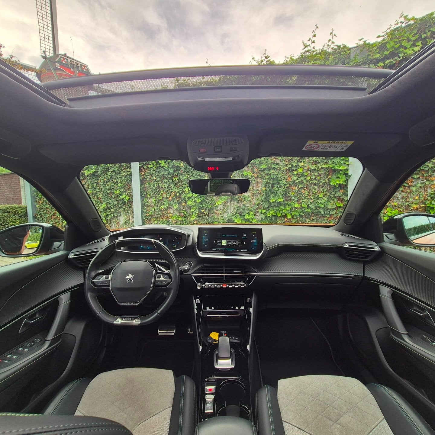 Peugeot E-2008 EV GT | SOH 90% | Pano, ACC, Camera & Stoelve, Auto's, Dealer onderhouden, 136 pk, Gebruikt, Overige kleuren