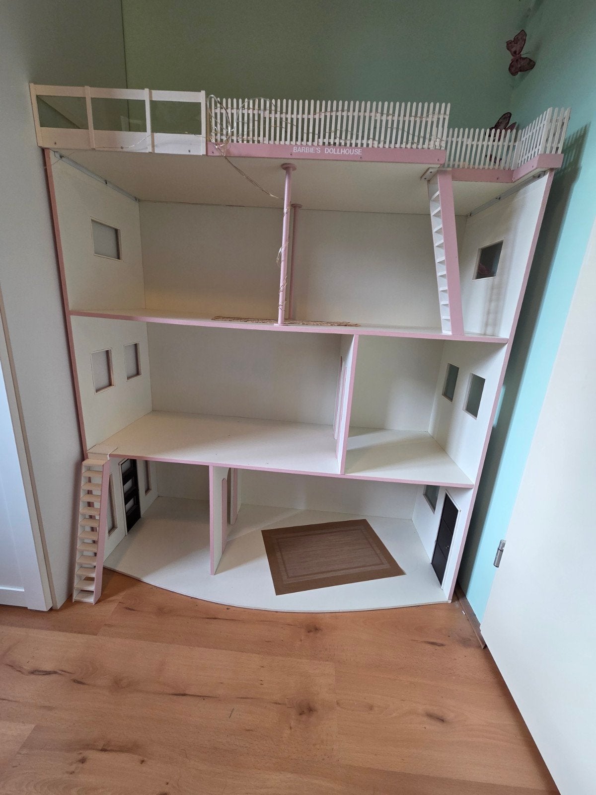 Prachtig houten Barbie poppenhuis, Ophalen, Zo goed als nieuw, Poppenhuis