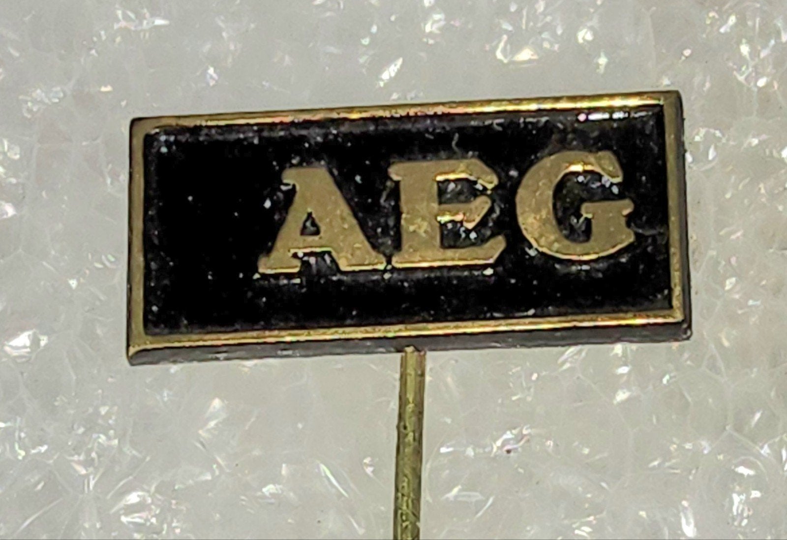 Vintage AEG Speldje - Zwart met Goudkleurige  Letters, Verzamelen, Ophalen of Verzenden, Gebruikt, Overige onderwerpen, Speldje of Pin