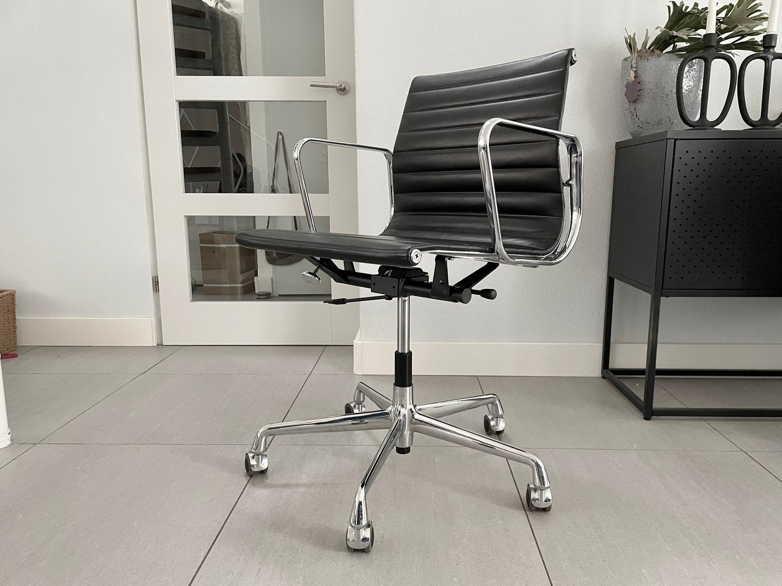 2x Vitra Eames ea117 bureaustoel zwart leer chroom, Vitra, Zwart, Ophalen of Verzenden, Zo goed als nieuw
