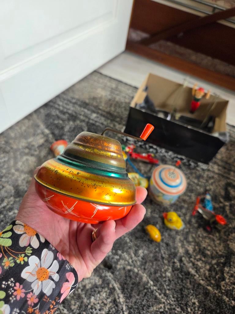 Vintage Tinnen Tol met Zwengel - Klassiek Speelgoed, Antiek en Kunst, Ophalen of Verzenden