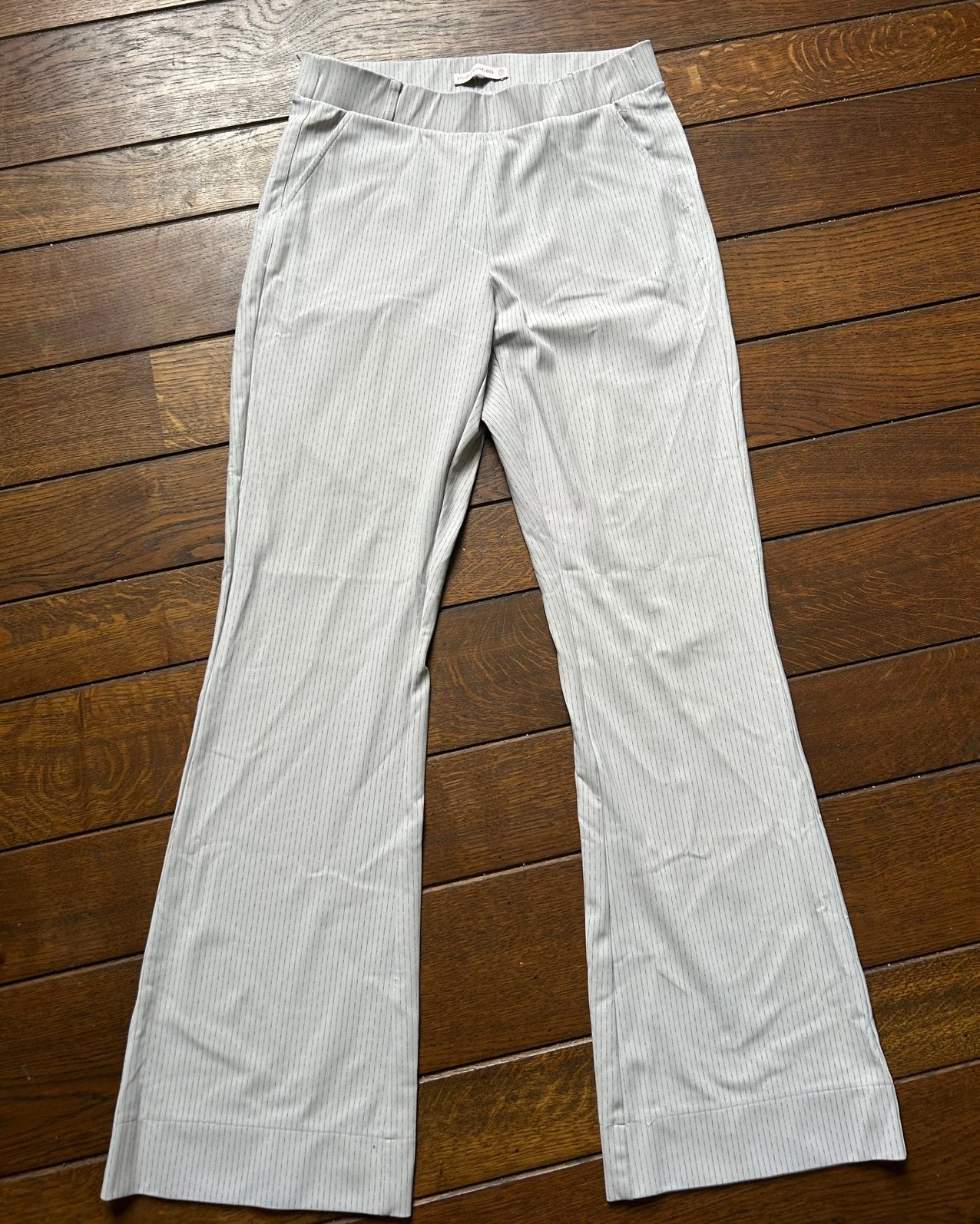Lichtgrijze met pinstripe Studio Anneloes Flared Leg broek M, Maat 38/40 (M), Verzenden, Zo goed als nieuw, Grijs